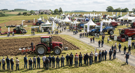 Salon et démonstrations agricoles au champ